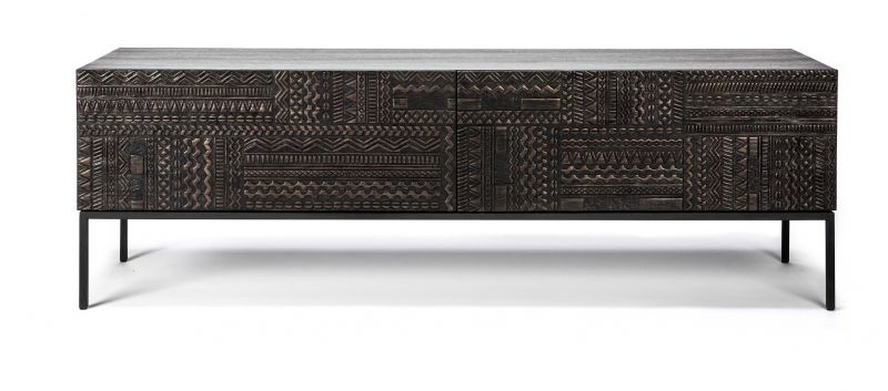 Tabwa TV Möbel aus Teakholz in Schwarz von Ethnicraft mit filigranen Schnitzereien.